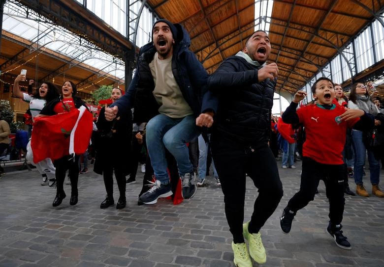 Cổ động viên Maroc ăn mừng chiên thắng.