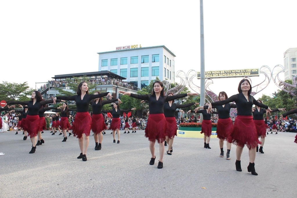 Tiết mục nhảy dân vũ của các diễn viên quần chúng.