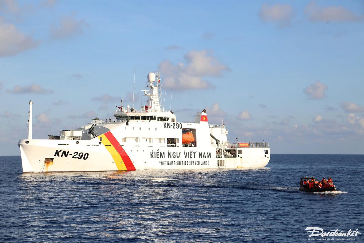Tàu KN290 thực hiện nhiệm vụ trên biển