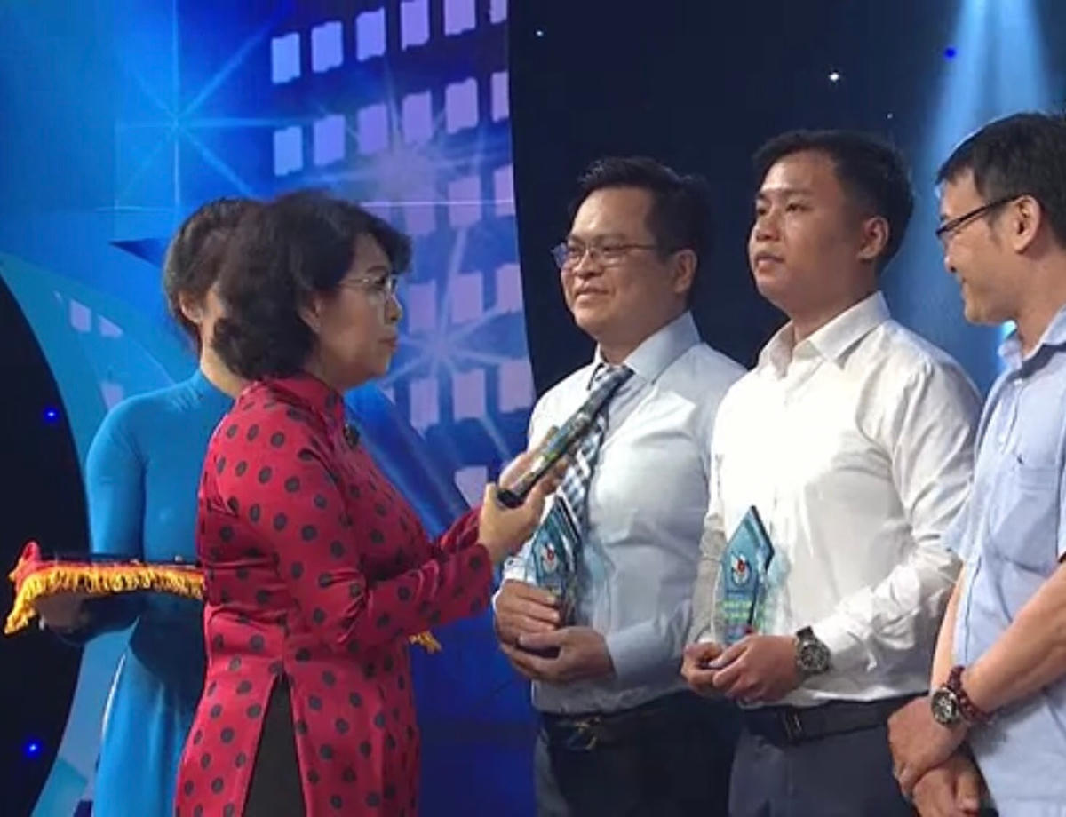 Bà Tô Thị Bích Châu, Chủ tịch Ủy ban MTTQ Việt Nam TP HCM trao giải cho các tác giả đạt giải. (Ảnh: Hồng Phúc).