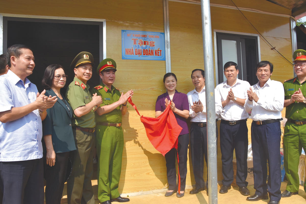 Phó Chủ tịch UBTƯ MTTQ Việt Nam Trương Thị Ngọc Ánh trao nhà Đại đoàn kết cho người nghèo tại xã Pà Cò, huyện Mai Châu, tỉnh Hòa Bình. Ảnh: Tiến Đạt.