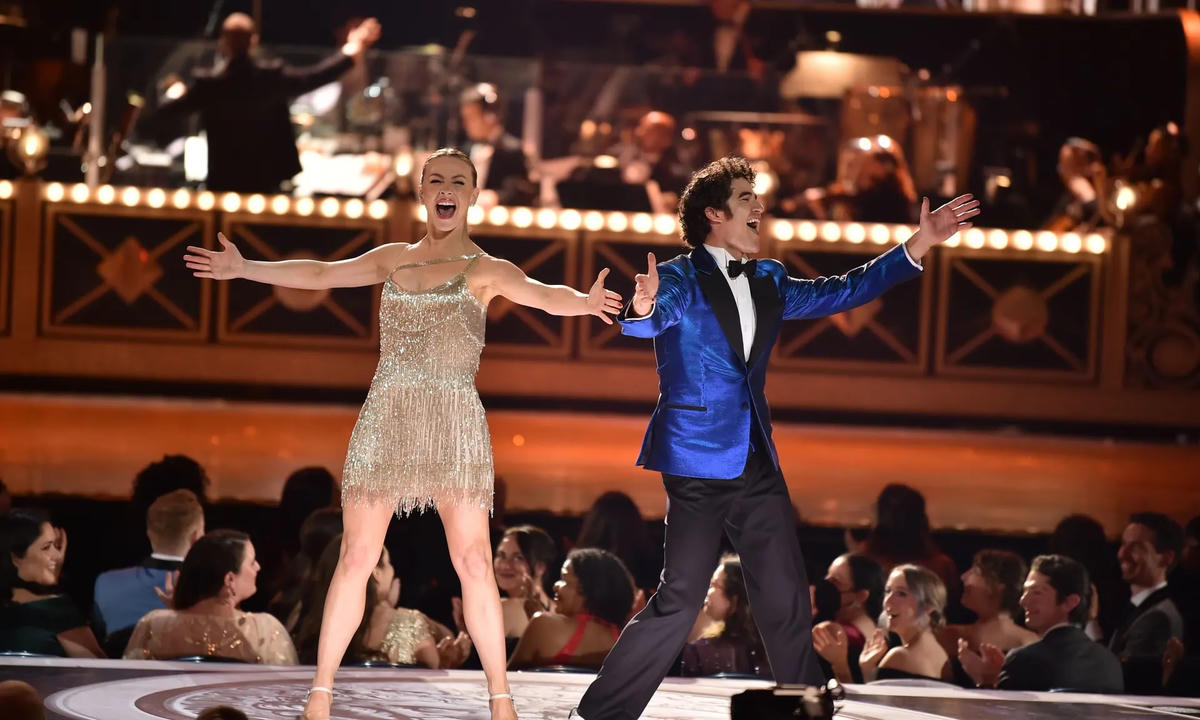 Người dẫn chương trình, Julianne Hough và Darren Criss, mang đến một màn trình mãn nhãn. Ảnh: Andrew H Walker / REX / Shutterstock.