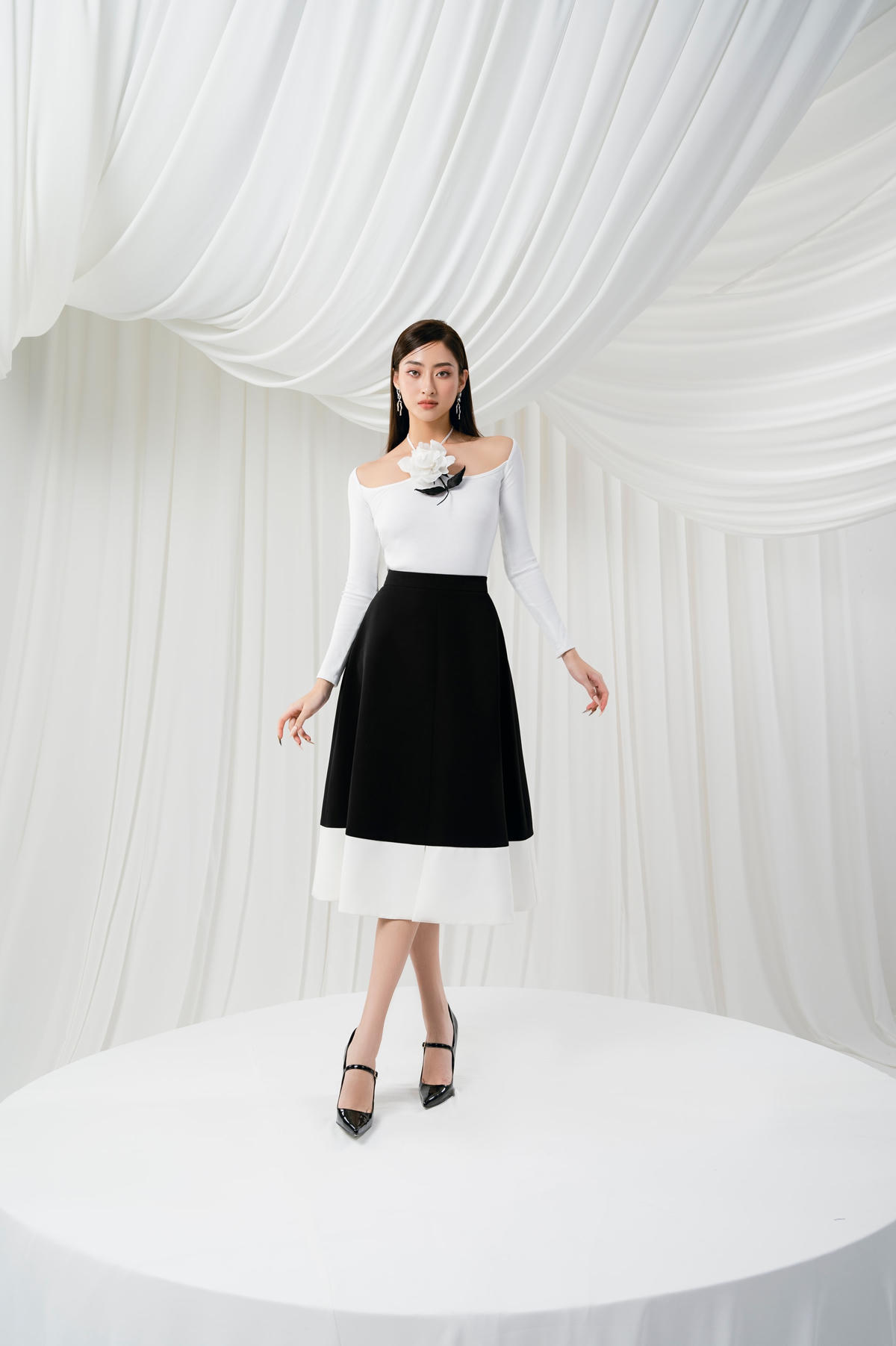 Lương Thùy Linh cũng không kém cạnh, trong set đồ có tone màu đen, trắng, nàng Hậu sinh năm 2000 làm bật lên vẻ thời thượng của quý cô Paris. 