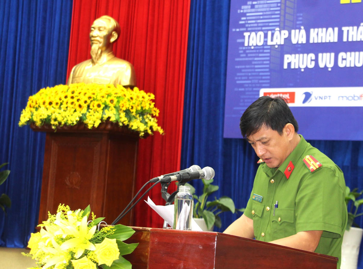 Thượng tá Nguyễn Thành Nhân trình bày tham luận tại Hội thảo.