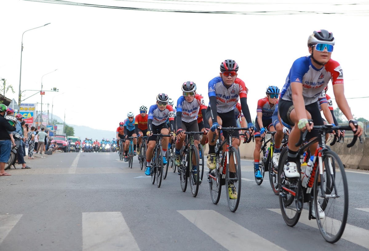 Các tay đua luôn duy trì tốc độ và sức bền trên chặng đua dài 175km.