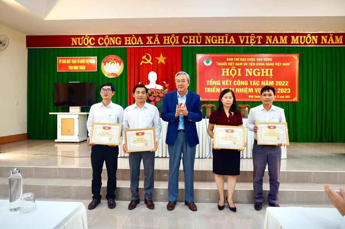 Ông Lê Văn Bình, Chủ tịch Ủy ban MTTQVN tỉnh Ninh Thuận, tặng Bằng khen cho cho tập thể và cá nhân có thành tích xuất sắc trong triển khai thực hiện cuộc vận động  “Người Việt Nam ưu tiên dùng hàng Việt Nam” năm 2022. 