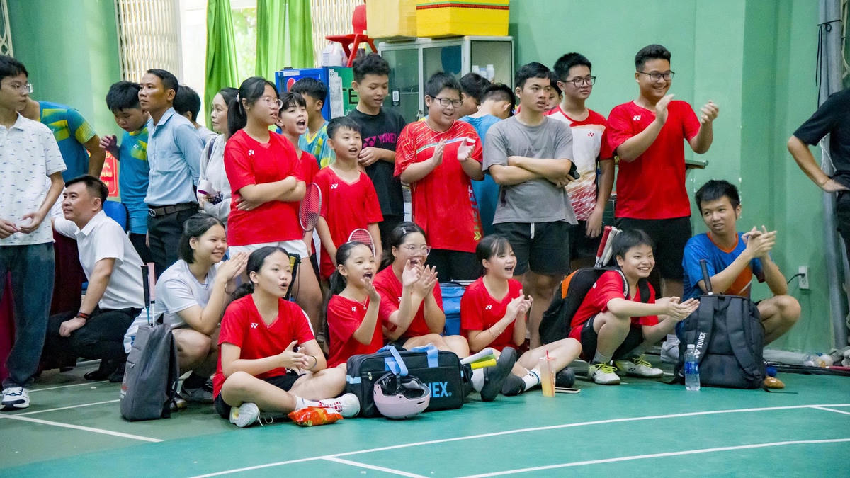 Giải cầu lông là sân chơi mùa hè lý thú cho các em thiếu nhi. Ảnh Nguyễn Tú.