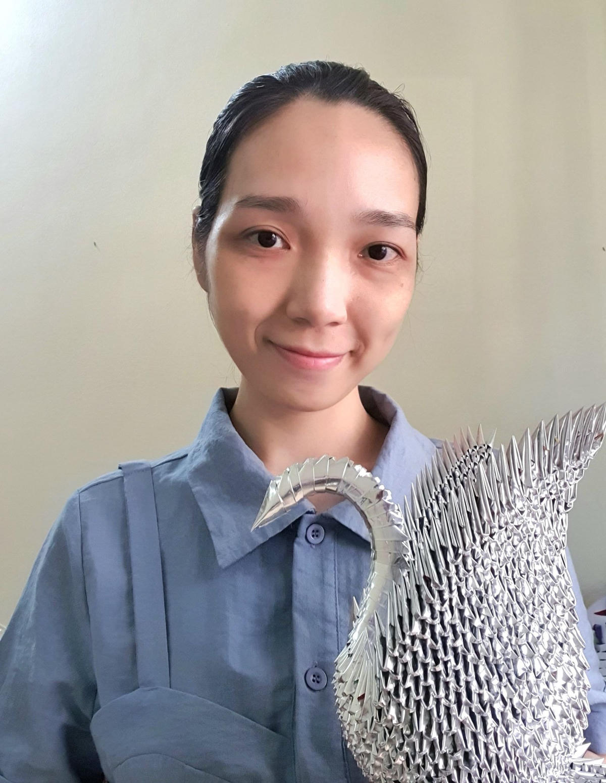Ngọc Anh tận dụng những phế liệu bỏ đi để tái chế chúng thành túi xách, bông hoa. Ảnh: NVCC.