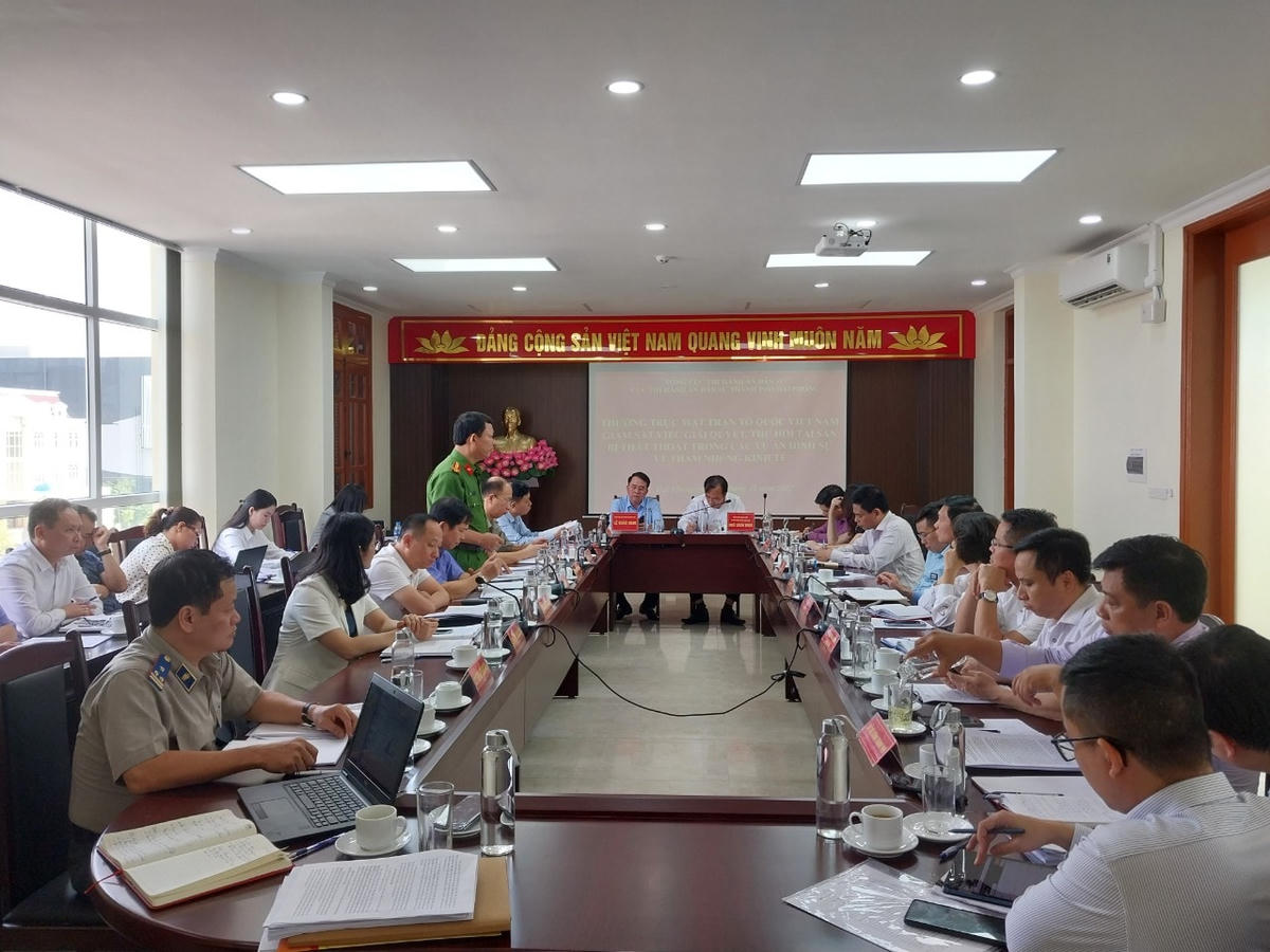 Quang cảnh buổi làm việc của Đoàn giám sát về công tác thu hồi tài sản bị thất thoát, chiếm đoạt trong các vụ án hình sự về tham nhũng, kinh tế tại TP Hải Phòng.