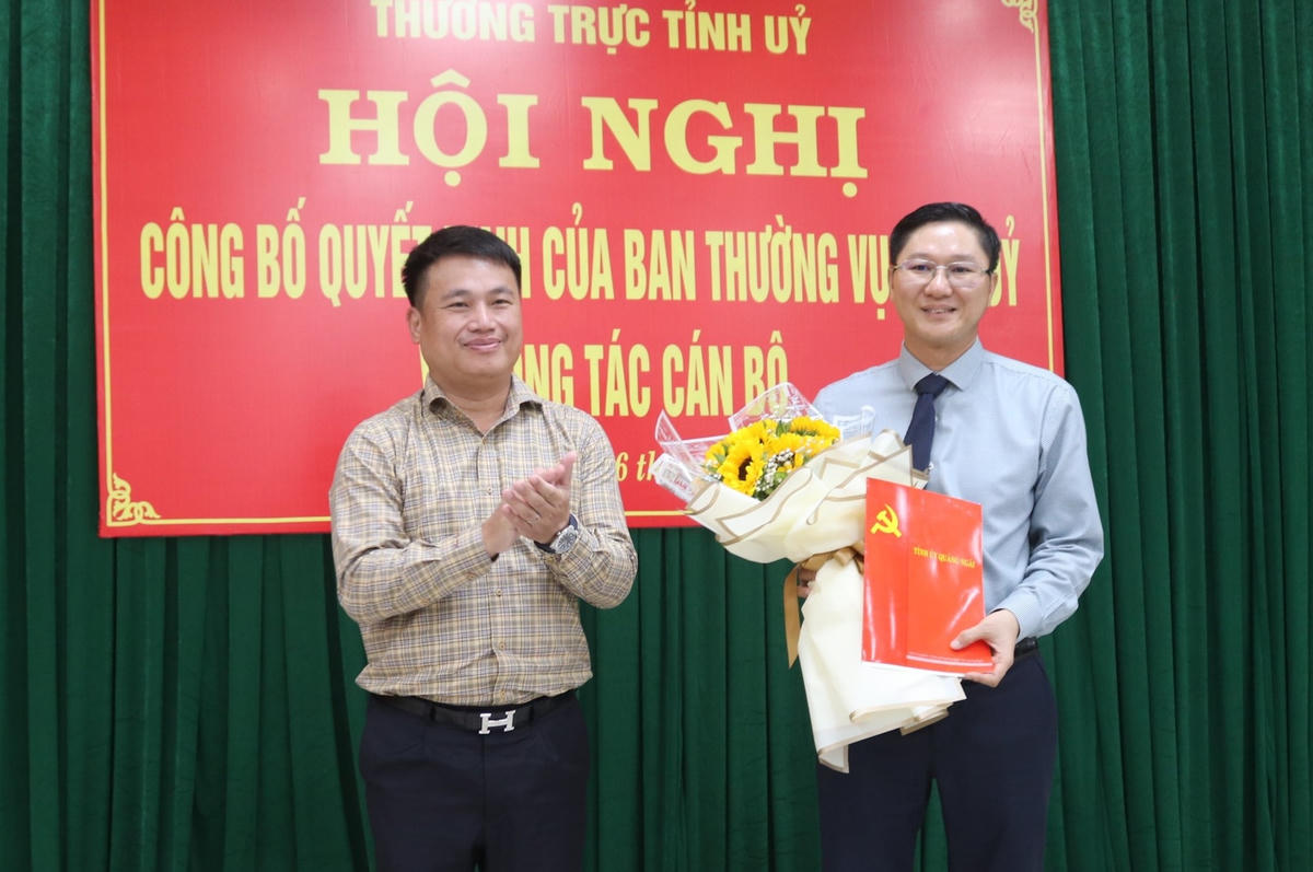 Ông Nguyễn Viết Vy (cầm hoa) được bổ nhiệm giữ chức Hiệu trưởng Trường Chính trị tỉnh Quảng Ngãi. 