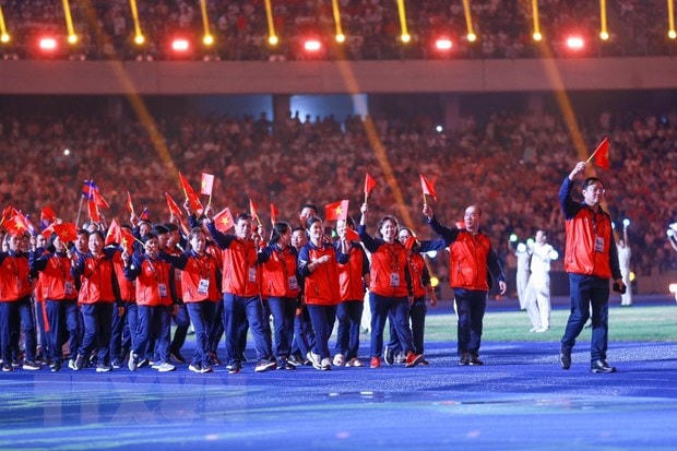 Đoàn Thể thao Việt Nam diễu hành trên sân vận động Morodok Techo trong Lễ bế mạc SEA Games 32. Ảnh: Hoàng Linh/TTXVN.