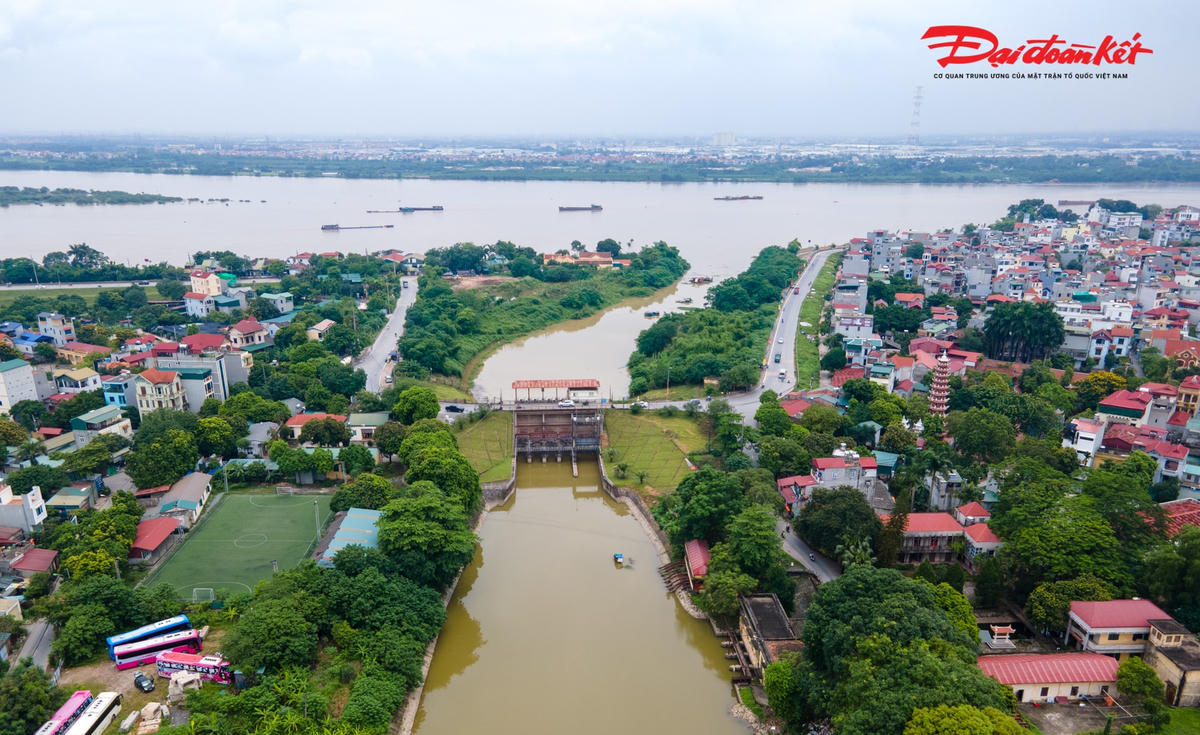 Theo đó, dự án được đầu tư xây dựng nhằm thoát nước, chống ngập úng cho khu vực phía Tây, bao gồm các quận Cầu Giấy, Nam - Bắc Từ Liêm, Hà Đông với công suất trạm bơm 170 m3/s, lấy nước từ sông Hồng vào sông Nhuệ với lưu lượng Q=72 m3/s để cấp nước tưới cho khoảng 40.483 ha đất canh tác thuộc hệ thống thủy lợi sông Nhuệ, tạo nguồn cấp nước cho sông Tô Lịch (5 m3/s), cải thiện môi trường sinh thái, chất lượng nước, kết hợp phát triển giao thông thủy, chủ động ứng phó với biến đổi khí hậu toàn cầu.