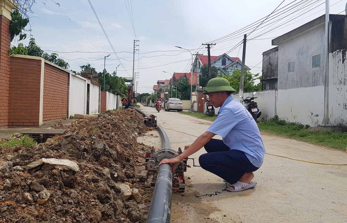 Nhà thầu đang gấp rút thi công đường ống nước tại một số địa phương thuộc huyện Hậu Lộc.