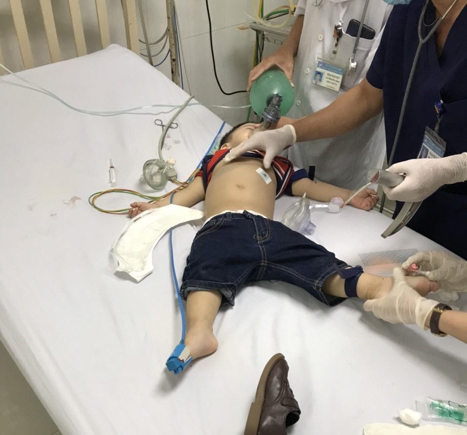 Các y, bác sĩ của BVĐK Quảng Nam cấp cứu cháu trai 22 tháng tuổi.