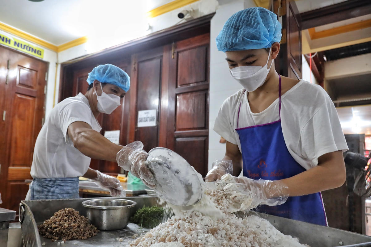Nguyên liệu để cho chiếc bánh Trung thu tăng hương vị thơm ngon các cơ sở sản xuất sẽ cho thêm rượu mai quế lộ.