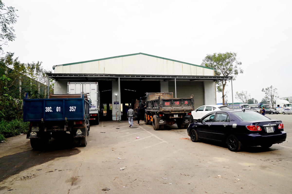 Hai hàng xe nối đuôi nhau, nhích từng tí để vào đăng kiểm.