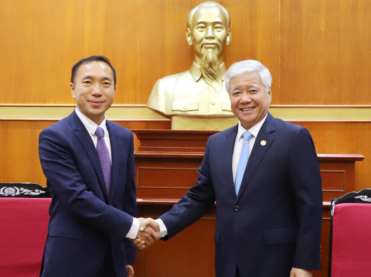 Bí thư Trung ương Đảng, Chủ tịch UBTƯ MTTQ Việt Nam Đỗ Văn Chiến và Phó Chủ tịch Huawei toàn cầu Jacky Gao. Ảnh: Thế Quảng.