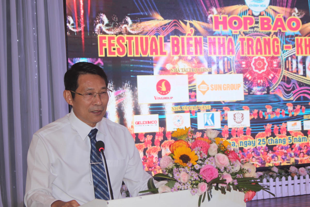 Ông Đinh Văn Thiệu, Phó Chủ tịch UBND tỉnh Khánh Hòa, Trưởng Ban tổ chức Festival Biển 2023 đang phát biểu tại buổi họp báo.