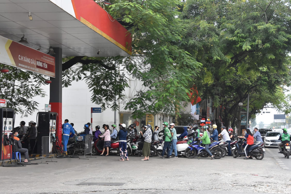 Tại một số cây xăng, việc bán "nhỏ giọt" vẫn diễn ra... 