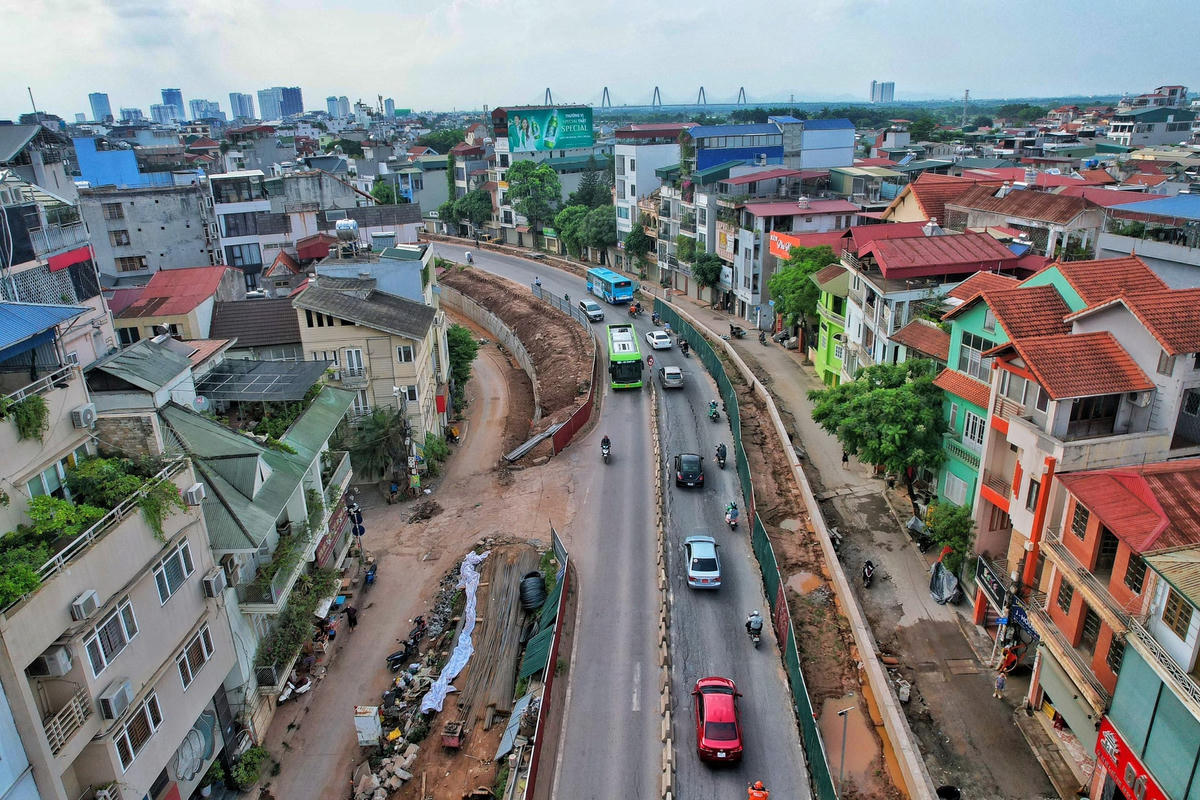 Vừa qua, nhằm phục vụ việc thi công mở rộng và hạ cốt đê, một phần mặt đường Âu Cơ đã được quây tôn, phân làn, mỗi làn xe rộng khoảng 3,5m.