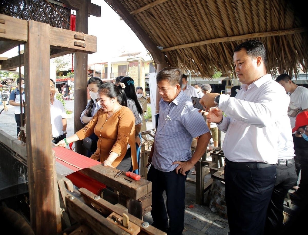 Đại biểu tham quan trưng bày tại Festival Nghề truyền thống vùng miền lần thứ I.