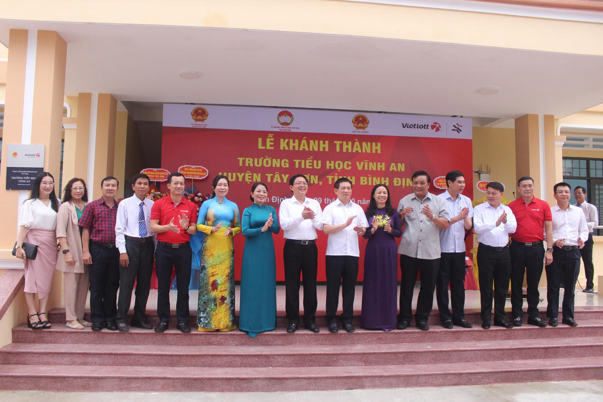 Đại biểu chụp ảnh lưu niệm tại buổi lễ.