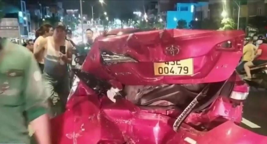 Hiện trường vụ va chạm giữa các phương tiện khiến nhiều người bị thương, giao thông ùn tắc nhiều giờ tại cầu vượt ngã ba Huế đêm 1/10.