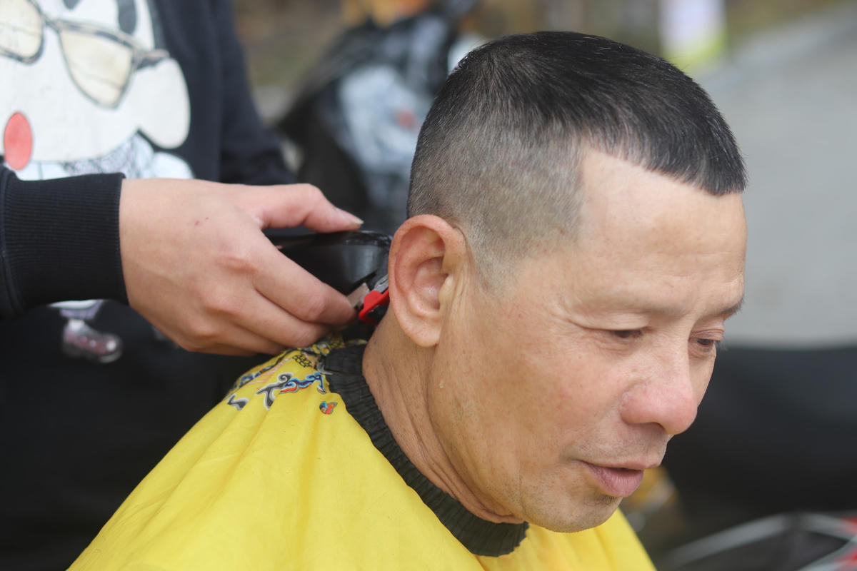 Lần đầu trải nghiệm cắt tóc miễn phí, ông Lê Văn Vạn (67 tuổi, sống tại phường Đông Cương) làm nghề lái xe ôm cho biết: Mỗi ngày, ông kiếm được khoảng 100.000 – 150.000đ từ việc chở khách. Trung bình một tháng, ông đi cắt tóc một lần, và số tiền bỏ ra là khoảng 50.000đ. “Hôm nay, được trải nghiệm cắt tóc miễn phí, tôi rất vui và hạnh phúc. Cám ơn các bạn trẻ đã có những hành động đầy,nhân văn, giúp người có thu nhập thấp như chúng tôi bớt đi phần nào chi phí sinh hoạt hằng ngày", ông Vạn nói.