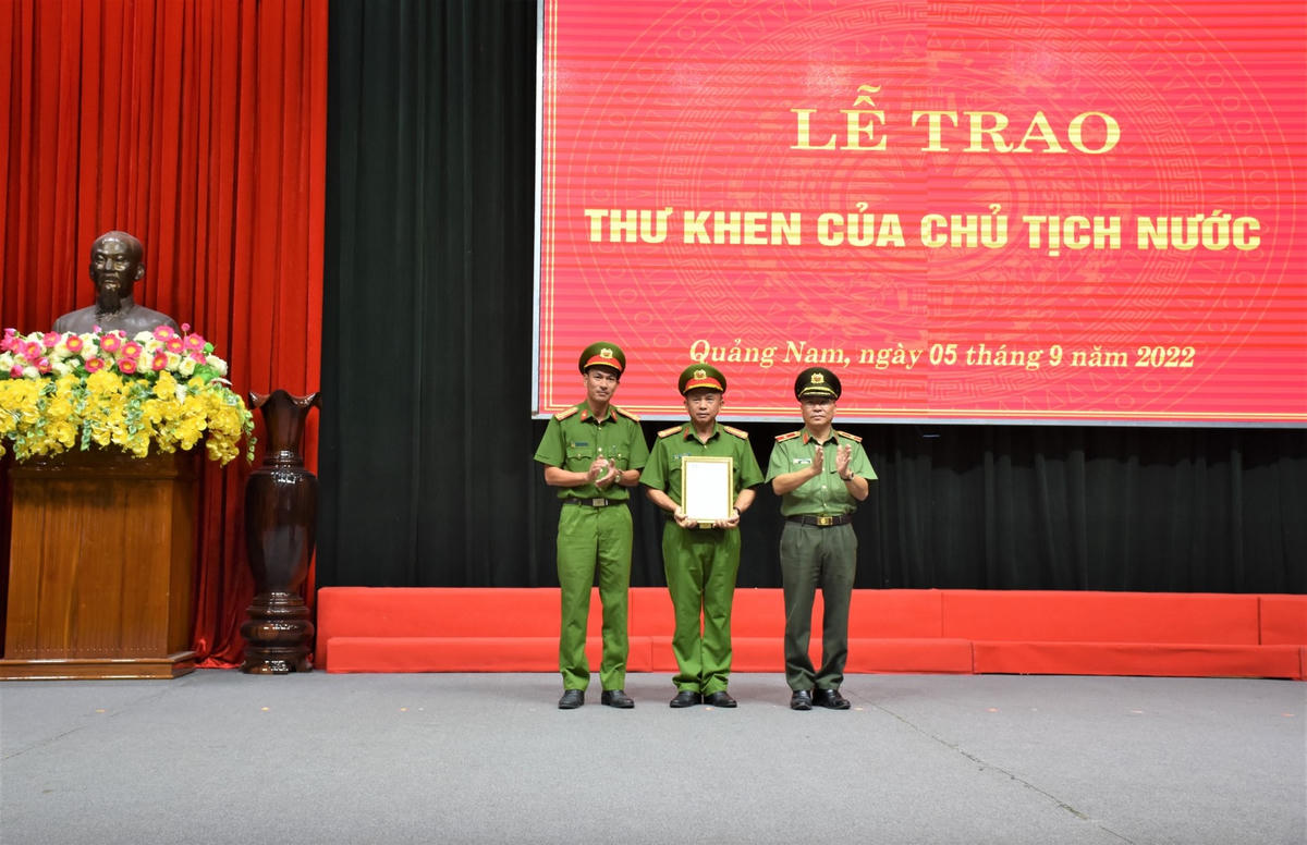 Trao Thư khen của Chủ tịch nước cho lực lượng PCCC và CNCH Công an tỉnh Quảng Nam.