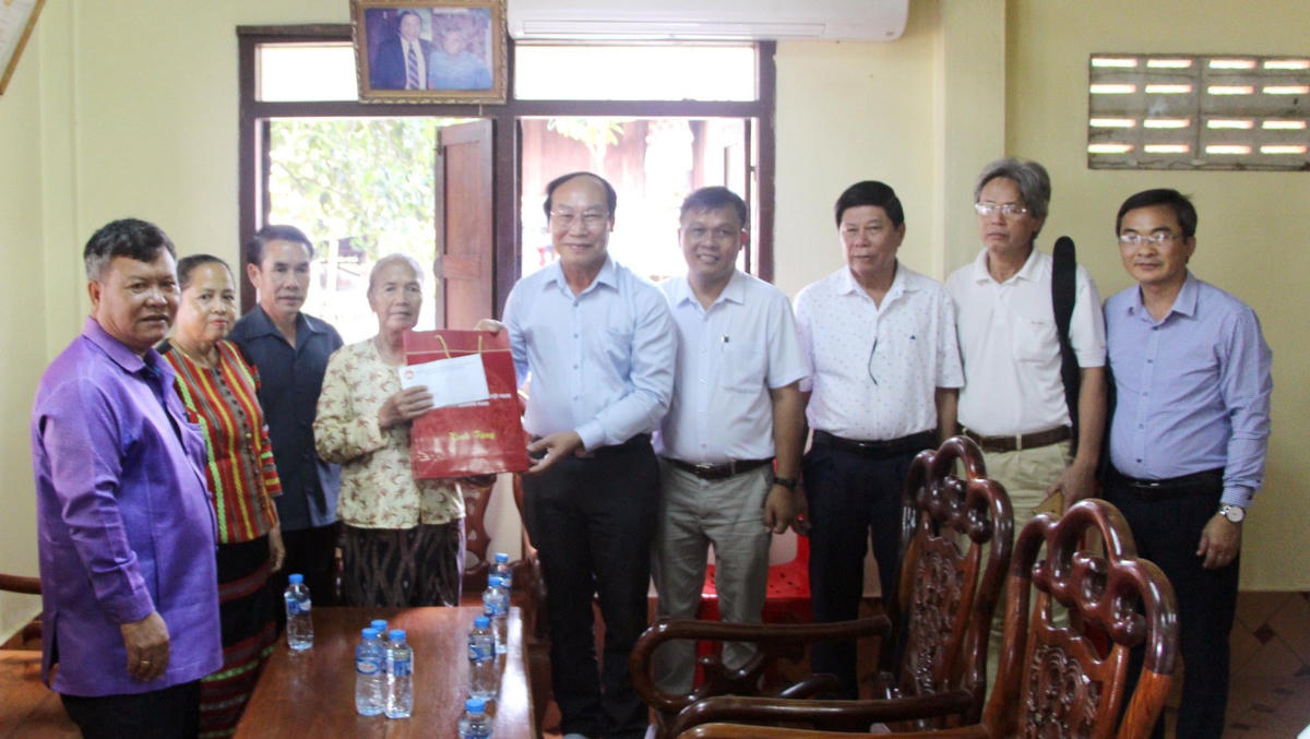 Ông Võ Xuân Ca đến thăm và tặng quà cho gia đình ông Bô Nhơn.