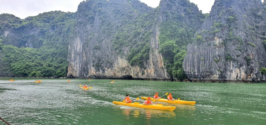 Du khách chèo thuyền kayak tham quan khu vực hồ Ba Hầm (Vịnh Hạ Long). Ảnh: QMG