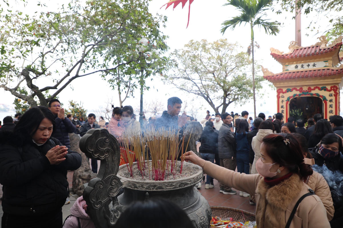 [ẢNH] Phủ Tây Hồ 'ken đặc' người dân đi lễ những ngày đầu năm mới