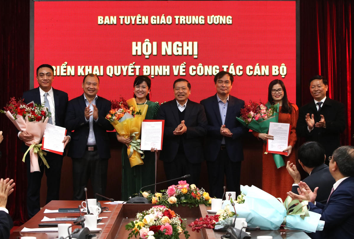 Ông Lại Xuân Môn, Phó Trưởng ban Thường trực Ban Tuyên giáo Trung ương cùng các ông Lê Hải Bình, Ủy viên dự khuyết Trung ương Đảng, Phó Trưởng ban Tuyên giáo Trung ương; Phan Xuân Thủy, Phó Trưởng ban Tuyên giáo Trung ương và ông Trần Thanh Lâm, Phó Trưởng ban Tuyên giáo Trung ương tặng hoa chúc mừng 3 đồng chí được bổ nhiệm. (Ảnh: TA).