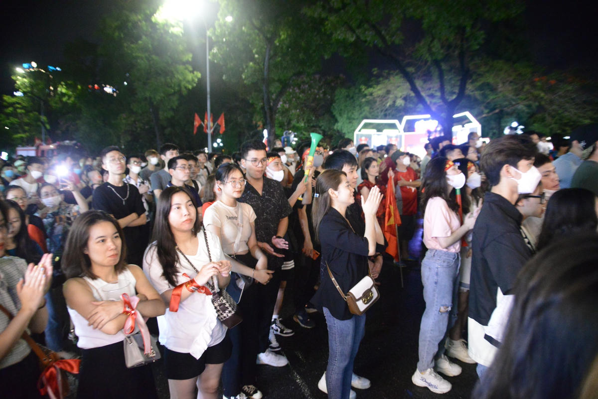 Mỗi khi có những tình huống đặc sắc, cả rừng người lại cùng hướng mắt lên màn hình trông đợi bàn thắng sẽ đến với đội tuyển Việt Nam.