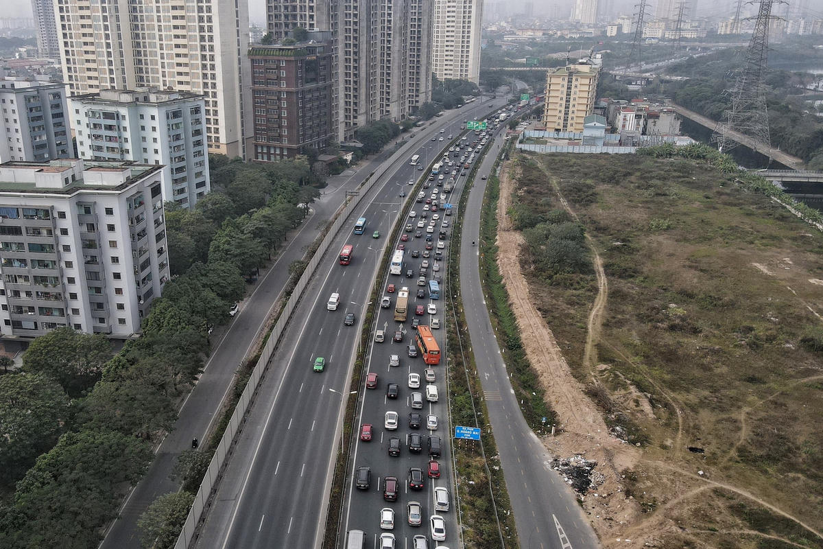  Kỳ nghỉ Tết Nguyên đán Quý Mão 2023 kéo dài 7 ngày, ngay trong ngày nghỉ lễ cuối cùng chiều 26/1 người dân đã đổ về Hà Nội khiến nhiều tuyến đường cửa ngõ phía Nam lâm cảnh ùn ứ kéo dài hàng cây số.