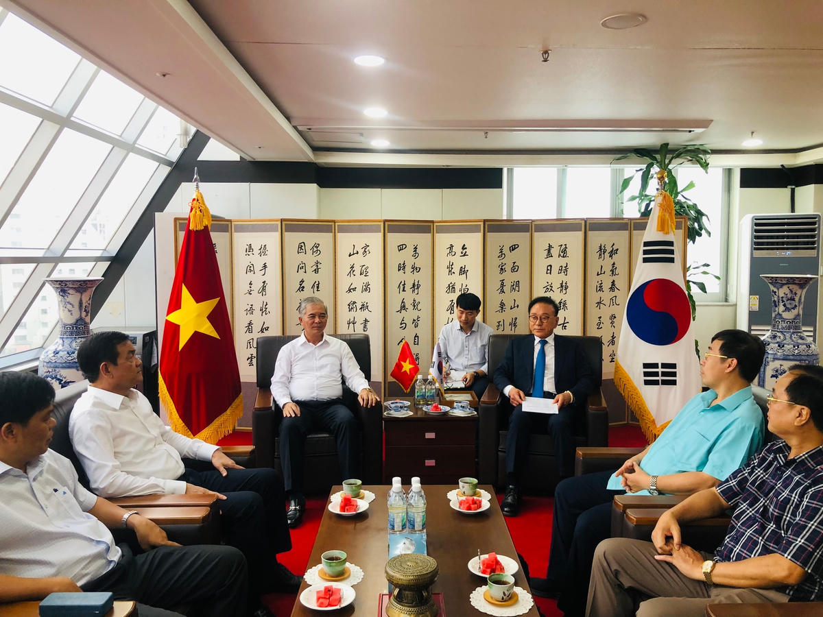 Ông Park Soo Kwan – Tổng lãnh sự danh dự Việt Nam tiếp Đoàn đại biểu TP HCM (Ảnh: HMC cung cấp).