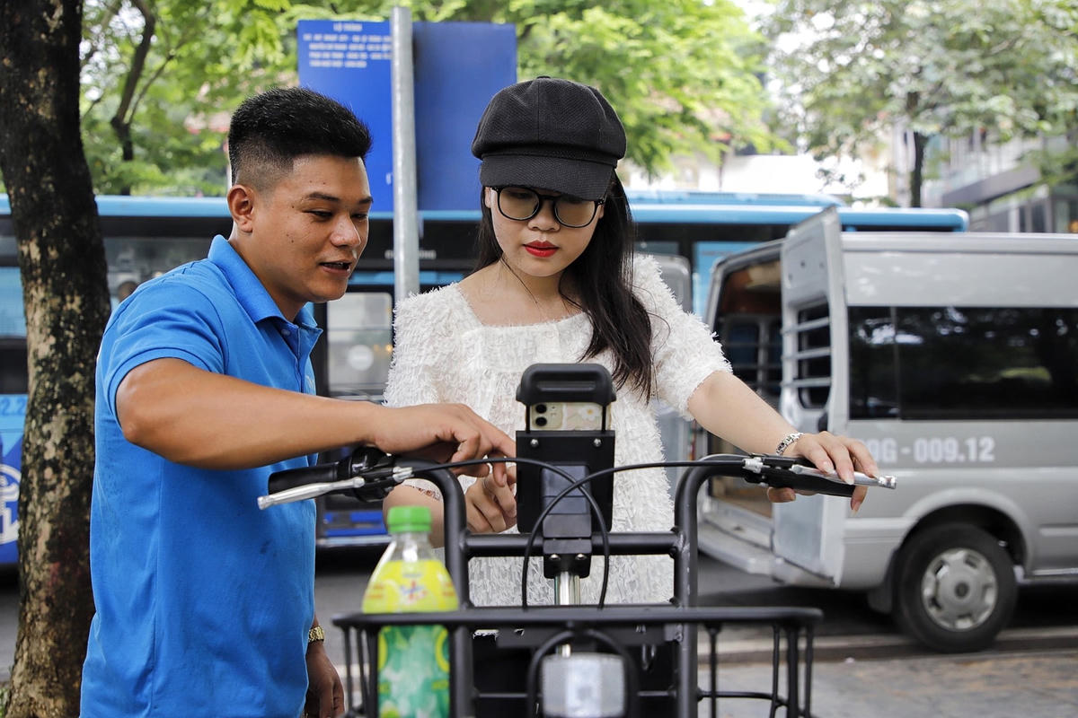 Ngay sau khi chiếc xe đạp này được đem ra trạm, nhiều người hiếu kỳ muốn được sử dụng thử.