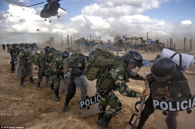 Cảnh sát vũ trang Peru tấn công một khu vực khai thác vàng trái phép. Nguồn: AFP.