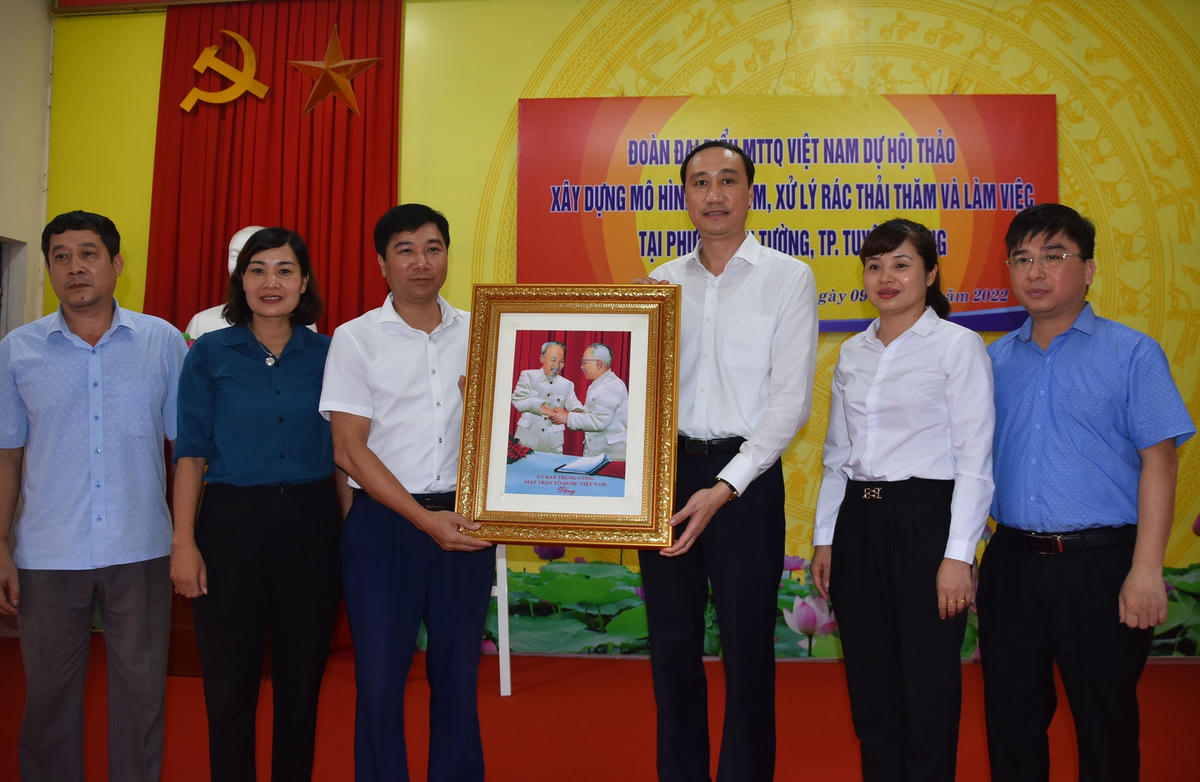 Phó Chủ tịch Phùng Khánh Tài tặng quà lưu niệm cho lãnh đạo phường An Tường, thành phố Tuyên Quang.