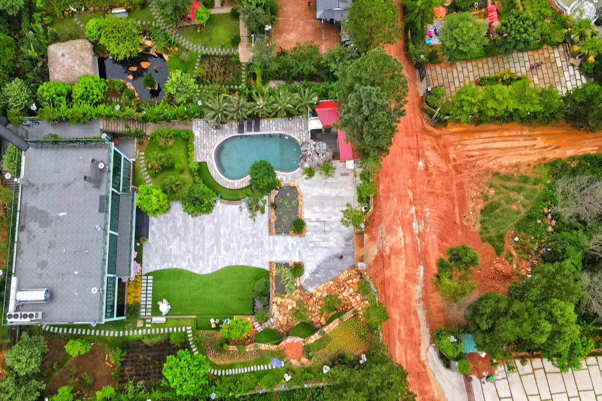 Do ảnh hưởng của mưa lớn dẫn đến ngập cục bộ đường giao thông tại Đội 5 (xóm Ban Tiện, thôn Phú Ninh, xã Minh Phú) chiều dài khoảng 500 m; vị trí trũng nhất của tuyến đường dài khoảng 80 m bị ngập cục bộ.