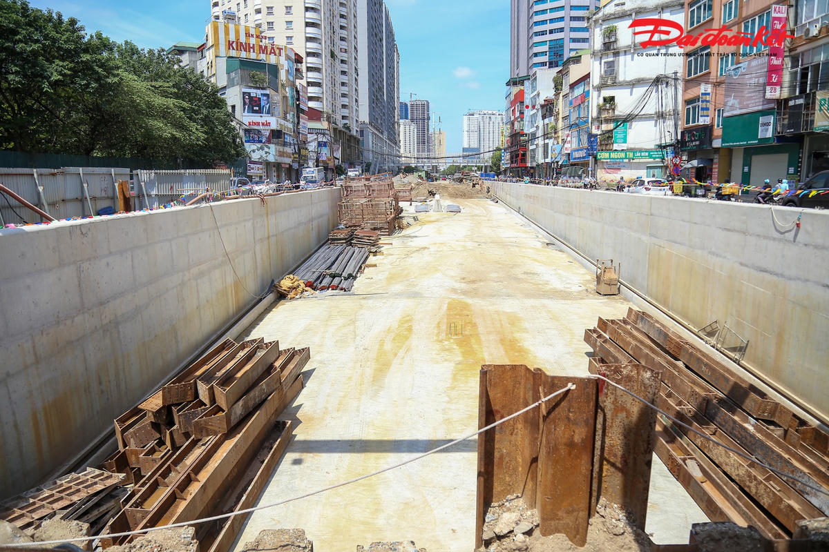 Tại khu vực hầm hở bên phía đường Tố Hữu, các đơn vị nhà thầu đang khẩn trương thi công để thảm bê tông nhựa, hoàn trả phần mặt đường Tố Hữu.