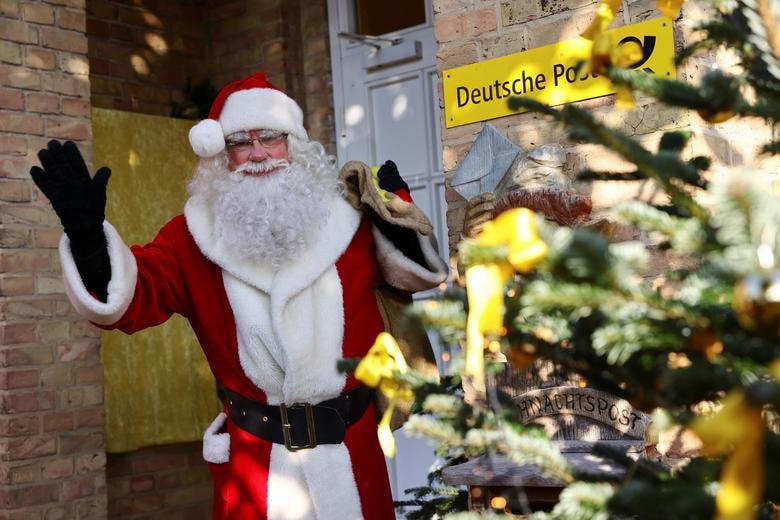 Lần đầu tiên dịch vụ “Ông già Noel đưa thư” ra mắt tại Himmelpfort, Đức.