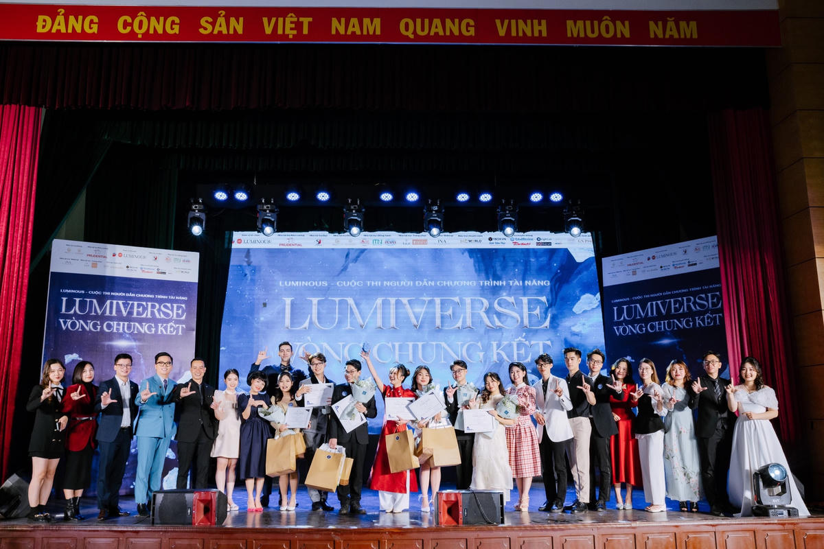Top 11 chụp ảnh cùng Ban giám khảo, Ban tổ chức và các Nhà tài trợ Luminous 2022.