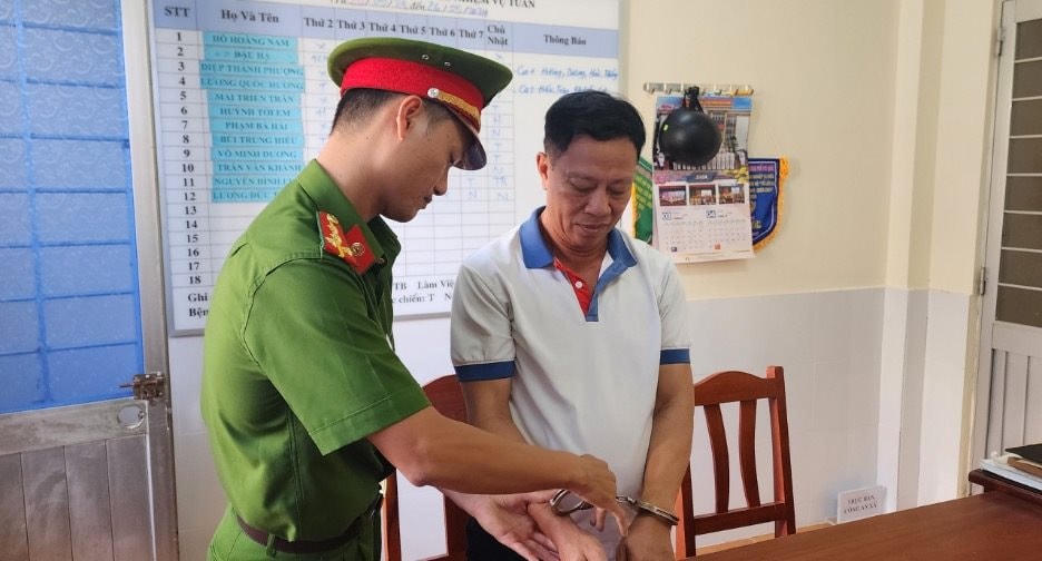 Công an thực hiện lệnh bắt Nguyễn Văn Nhưỡng.