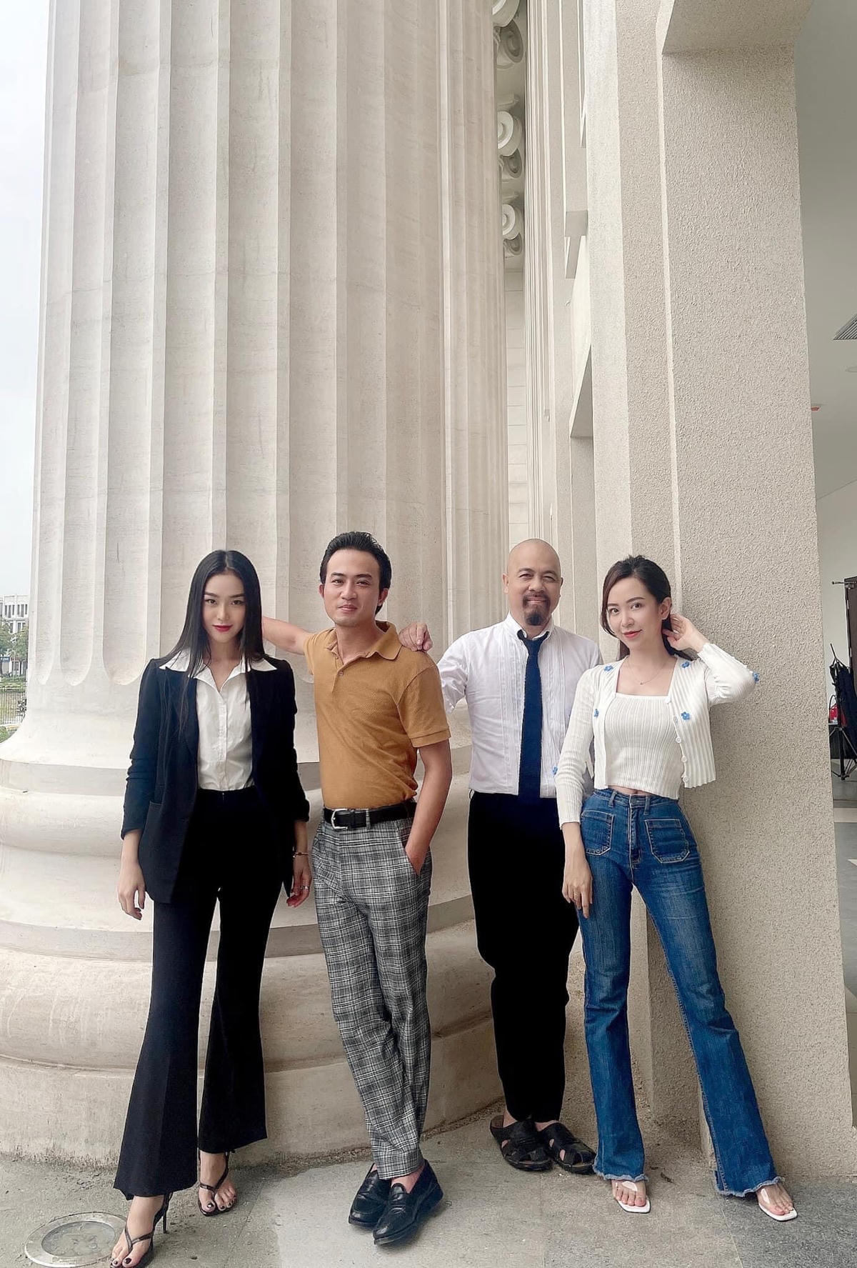 Trong dịp nghỉ Lễ này, Kim Oanh, Doãn Quốc Đam vẫn tất bật với lịch quay bộ phim “Người vợ tốt”. Trên trang Facebook cá nhân, Kim Oanh đăng tải bức hình tạo dáng chụp hình hài hước với Doãn Quốc Đam và đồng nghiệp.