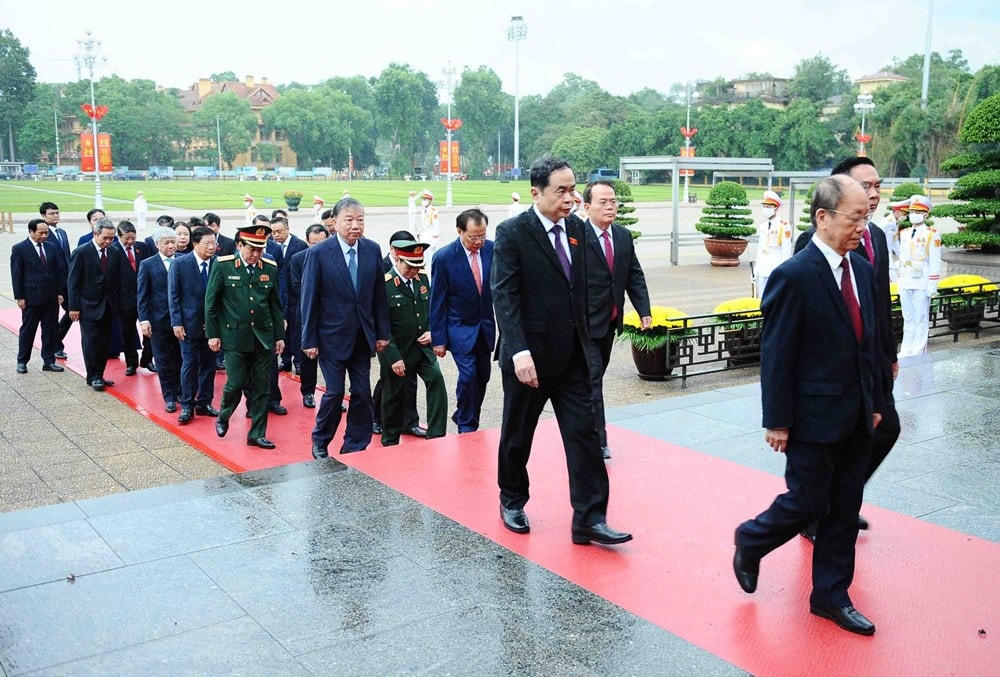 Các lãnh đạo, nguyên lãnh đạo Đảng và Nhà nước lãnh đạo các ban, bộ, ngành, đoàn thể Trung ương viếng Chủ tịch Hồ Chí Minh. (Ảnh: Minh Đức/TTXVN).