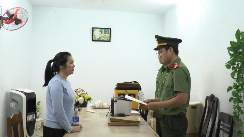Công an đọc lệnh khởi tố, cấm đi khỏi nơi cư trú đối với Nguyễn Thị Tường Vi. Ảnh: Công an Đà Nẵng.