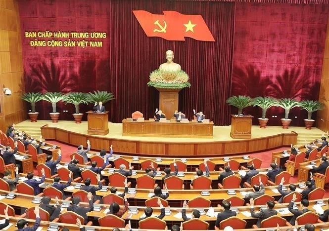 Các đại biểu biểu quyết thông qua chương trình hội nghị. (Ảnh: Trí Dũng/TTXVN).
