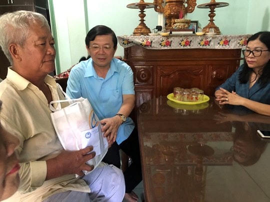 Phó Chủ tịch Uỷ ban Trung ương MTTQ Việt Nam Nguyễn Hữu Dũng thăm hỏi và tặng quà gia đình Liệt sĩ Bùi Từ Thức, xã Tam Thanh, huyện Phú Quý, tỉnh Bình Thuận nhân nhân kỷ niệm 76 năm ngày Thương binh - Liệt sĩ