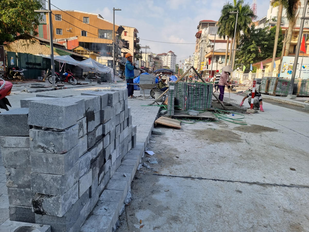 Trước đó, thông tin từ UBND thành phố Huế, theo kế hoạch, thành phố Huế dự định sẽ tổ chức lễ hội đón năm mới 2023 tại đường Hai Bà Trưng khi dự án hoàn thành. Tuy nhiên, việc chỉnh trang đường Hai Bà Trưng sẽ không thể hoàn thành theo đúng tiến độ trong dịp này nên phải chuyển sự kiện đến khu vực Ngã 6, đường Hùng Vương.